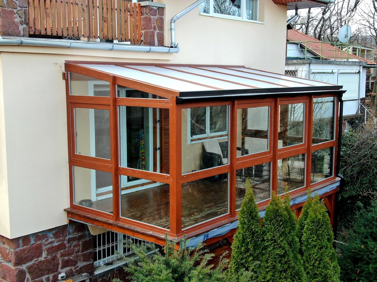 polikarbonát előtető fa szerkezet teljesen befedett terasz